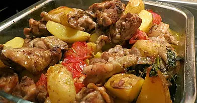 Receptas: Vištienos kumpelių troškinys su bulvėmis ir pomidorais