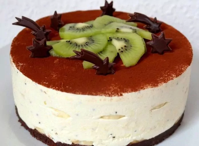 Nekeptas jogurtinis tortas su kiviais ir bananais