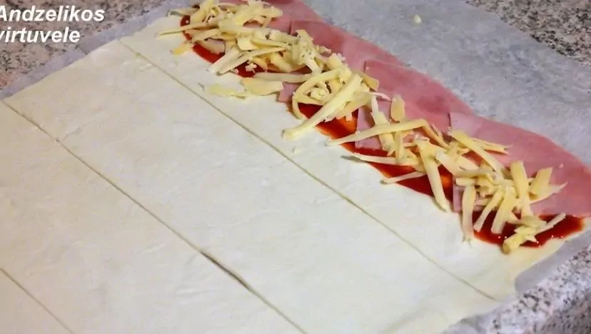 Užkandis: Greitos sluoksniuotos tešlos "rožytės" su kumpio ir sūrio įdaru