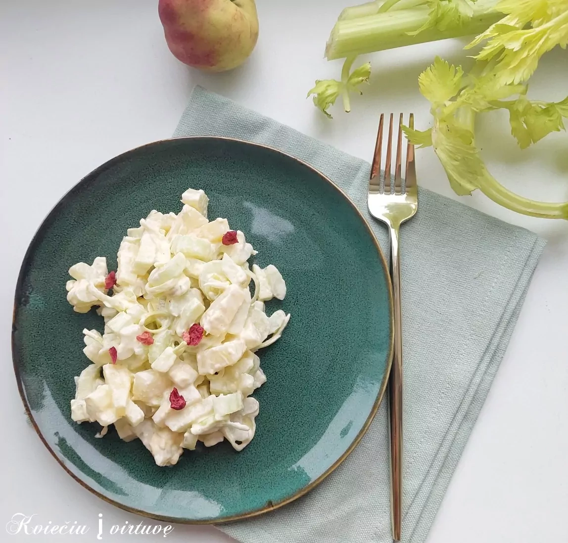 Salierų, obuolių ir ananasų mišrainė su majonezu