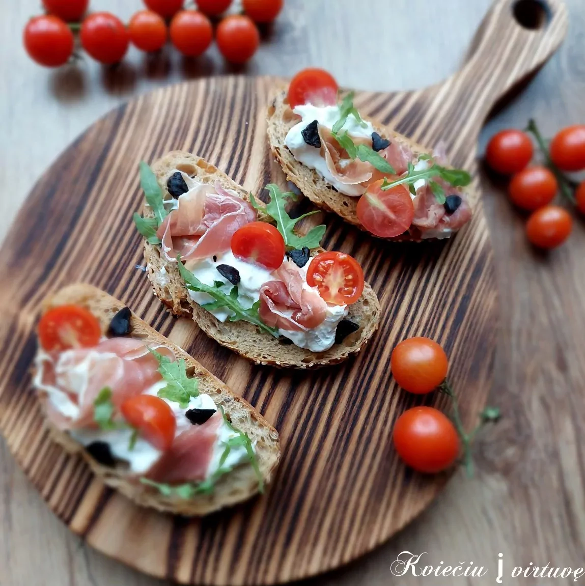 Brušeta su burata sūriu, kumpiu ir vyšniniais pomidorais