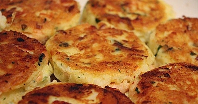 Картофельные пирожки с лососем или «ленивые» блины жемайчу с лососем
