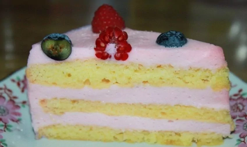 Легкий йогуртовый торт с ягодами