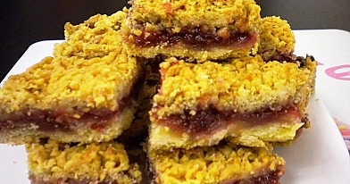 Lengvai pagaminamas kapotos tešlos pyragas su uogiene iš 4 ingredientų!