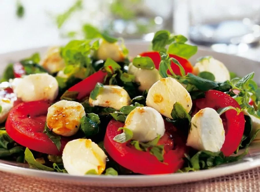 Салат со шпинатом, помидорами и моцареллой – в нём много витаминов