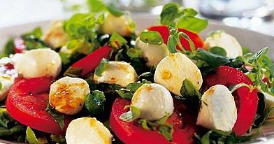 Салат со шпинатом, помидорами и моцареллой – в нём много витаминов