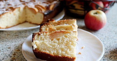 Бисквитный пирог с яблоками – такой вкусный, что грех не попробовать!