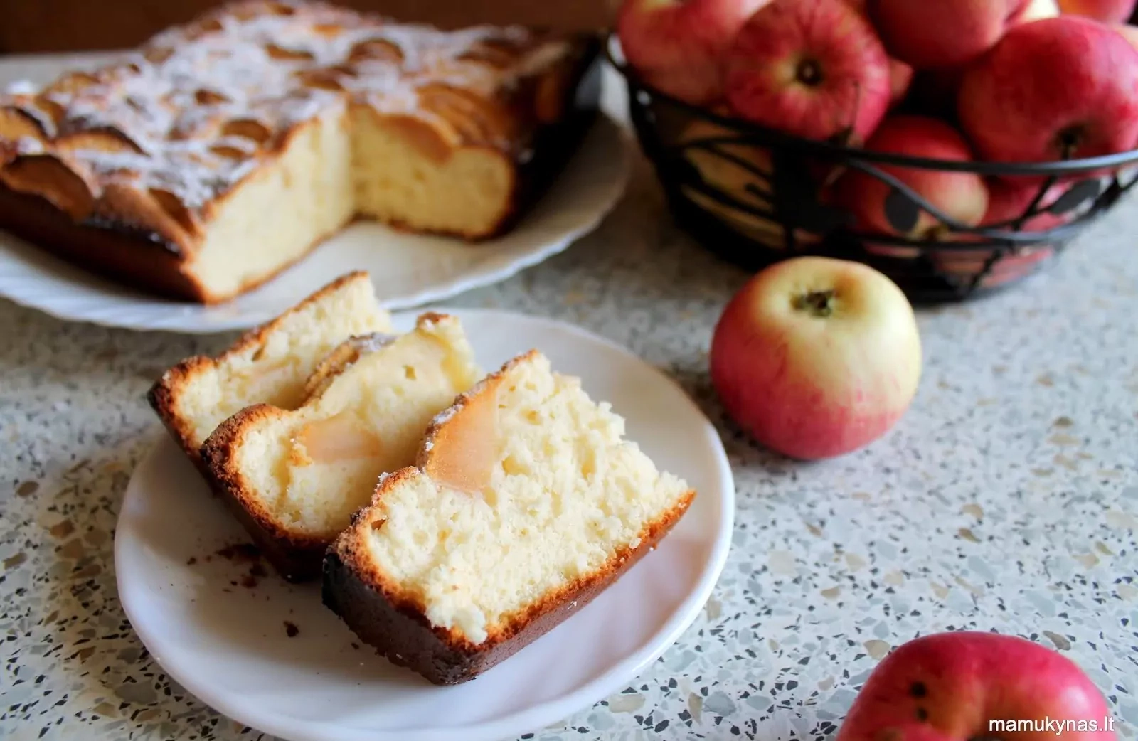 Бисквитный пирог с яблоками – такой вкусный, что грех не попробовать!