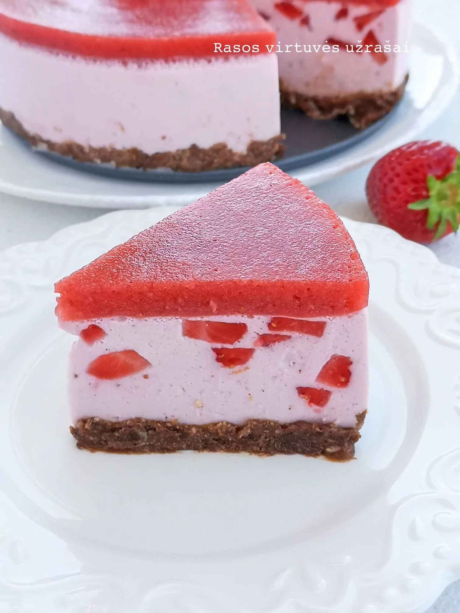 Gaivus nekeptas jogurtinis braškių tortas "Siaubas kaip gardu"