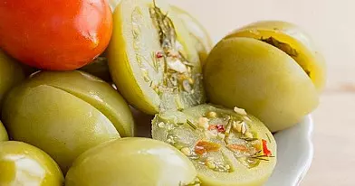 Konservuoti įdaryti žali pomidorai