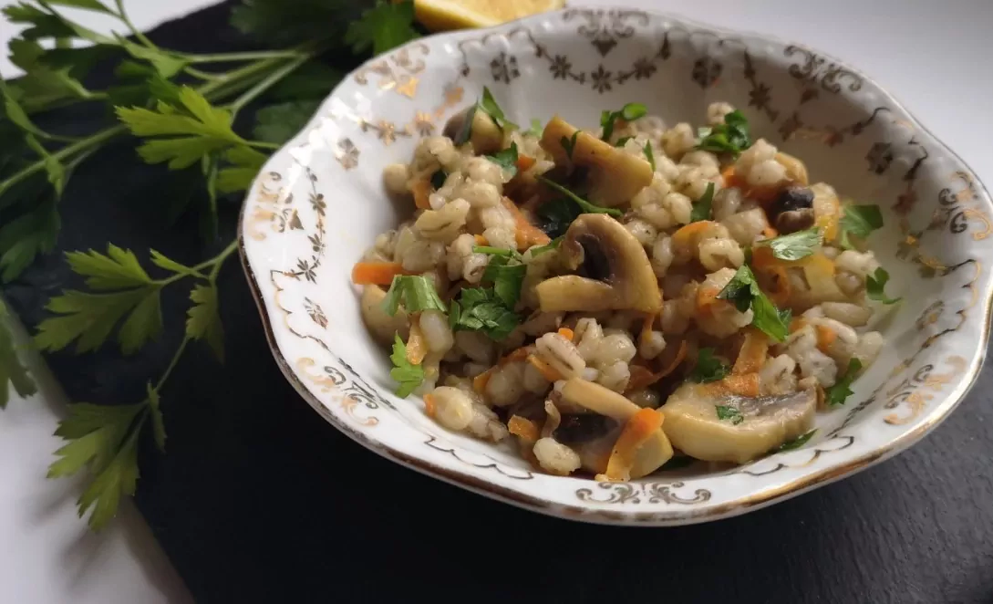 Получилось отлично: салат с перловой крупои и шампиньонами