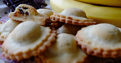 Хрустящее и невероятно ароматное быстрое печенье с бананово-шоколадной начинкой
