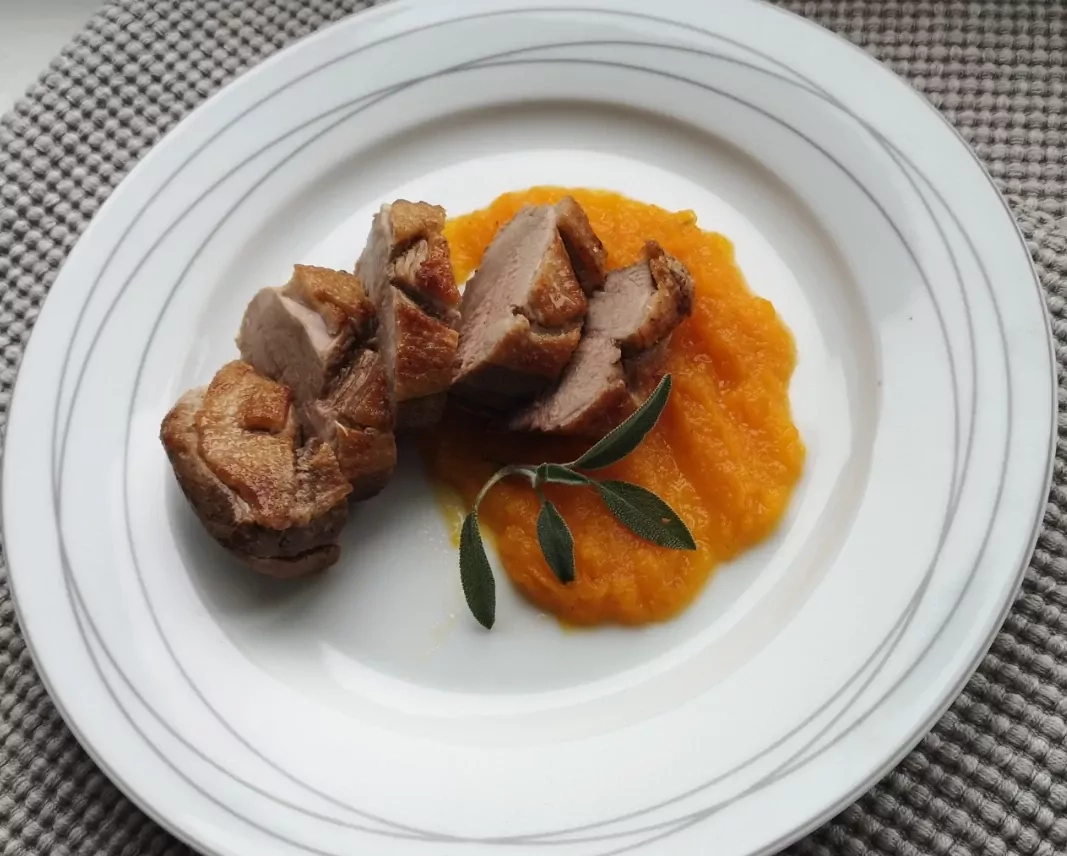 Anties krūtinėlė su apelsinine moliūgų piure - itin idomus duetas!