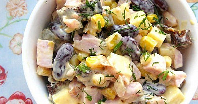 Пикантный салат с курицей, фасолью и сухариками из чесночного хлеба