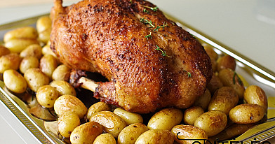 Гости будут очарованы: утка, запечённая в духовке с картошечкой и брусничным вареньем