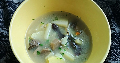 Kaimiška grybų sriuba su miežinėmis kruopomis