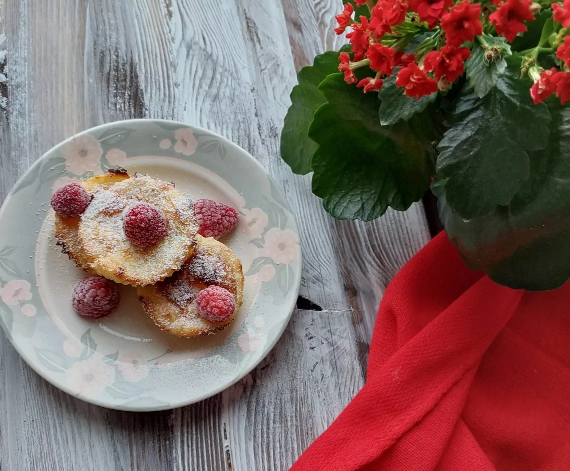 Orkaitėje kepti varškėtukai su grietinės kremo kepure
