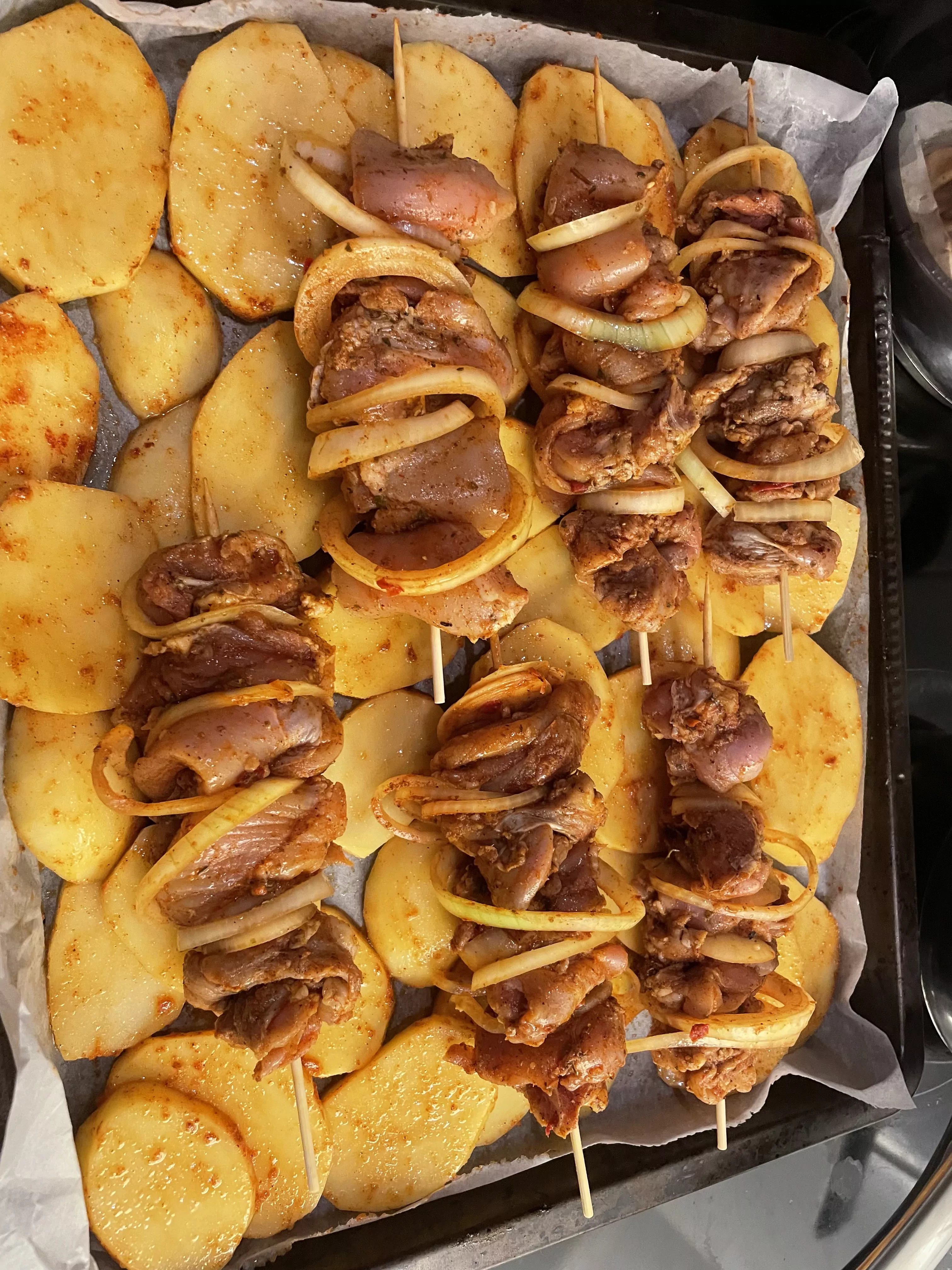 Skanūs vištienos ir bulvių iešmeliai su svogūnais, kepti orkaitėje