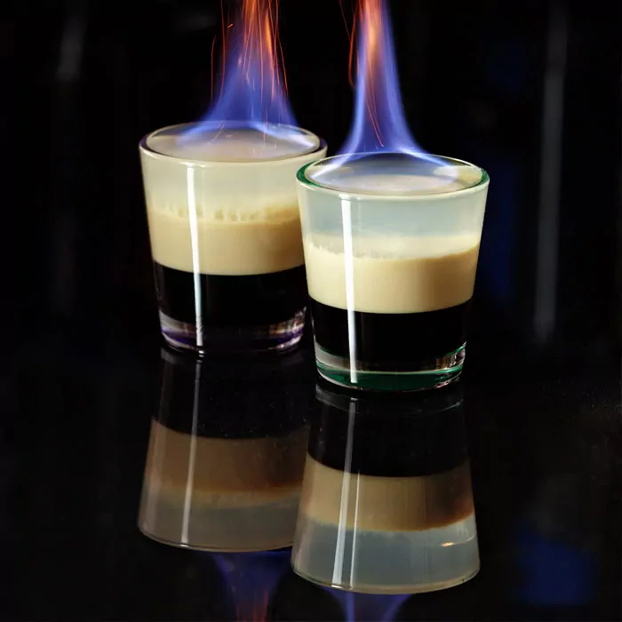 B-52 shot - Kahlua, Grand Marnier ir Bailey's degantis kokteilis