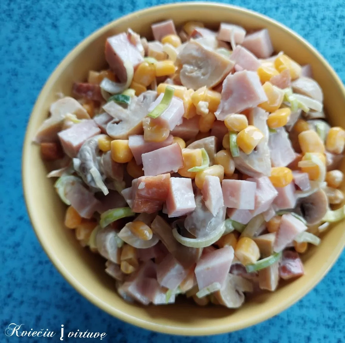 Kumpio ir pievagrybių mišrainė su kukurūzais ir porais