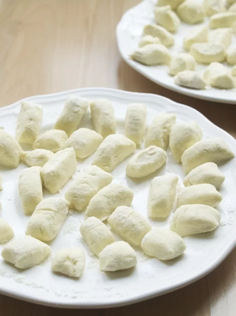 Močiutės paprasti virti varškėčiai su sviesto padažu