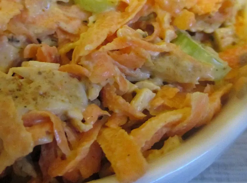 Cалат: морковь с запечённой курицей, маринованной в мёде и розмарином