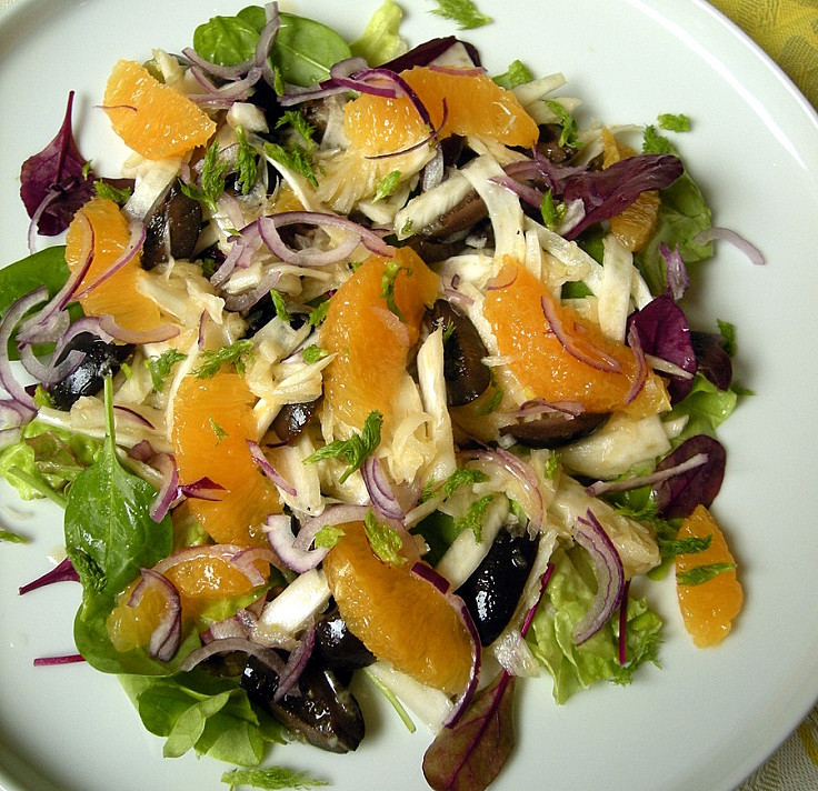 Прекрасный салат с фенхелем, апельсинами и оливками