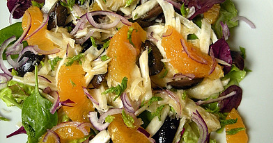Прекрасный салат с фенхелем, апельсинами и оливками