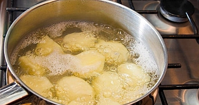 Вот что можно делать с водой, в которой варился картофель. советы от моей бабушки