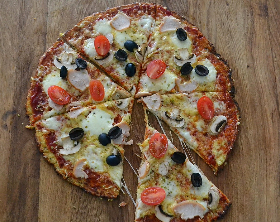Пицца на цветной капусте без сыра