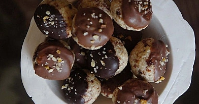 Десерт: лакомство с орехами и вишней