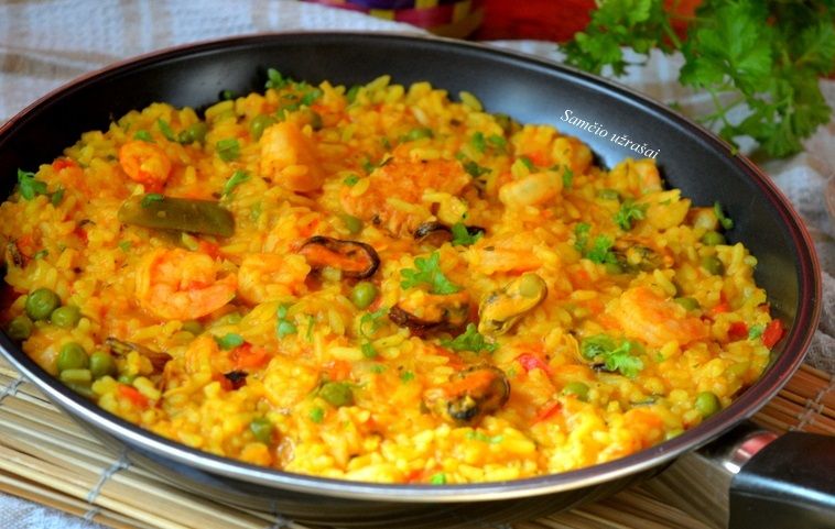 Паэлья с морепродуктами и курицей