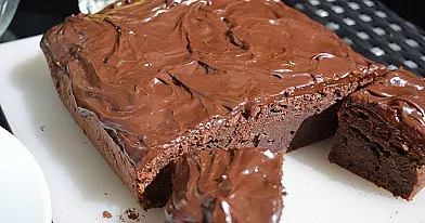 Drėgnas cukinijų brownie šokoladinis pyragas