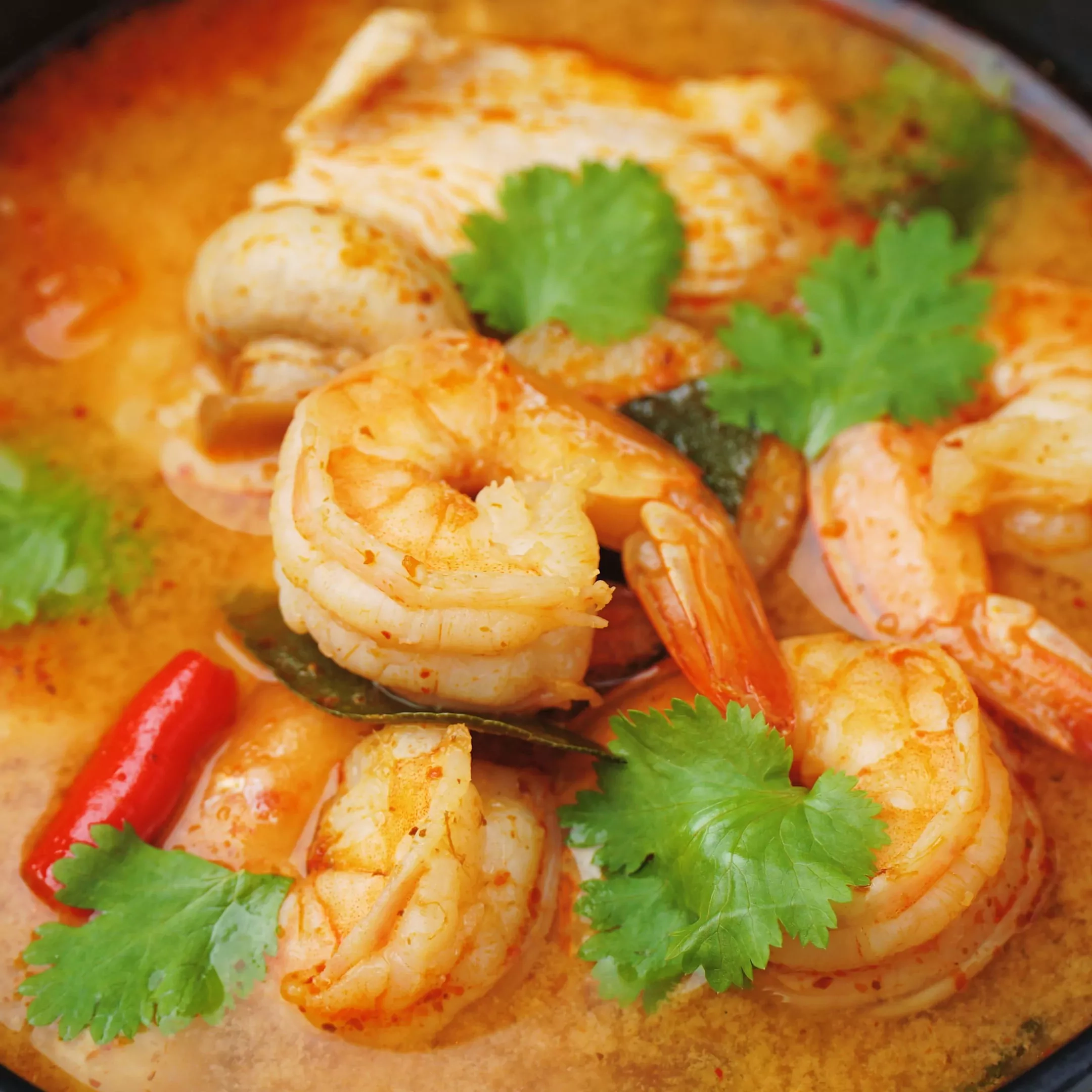 Tailandietiška Tom Yum sriuba su makaronais, jūros gėrybėmis ir vištiena