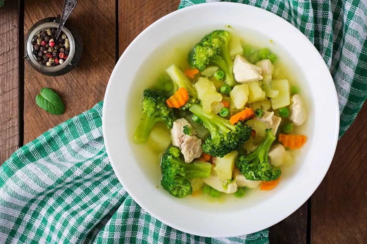 Vištienos sriuba su brokoliais