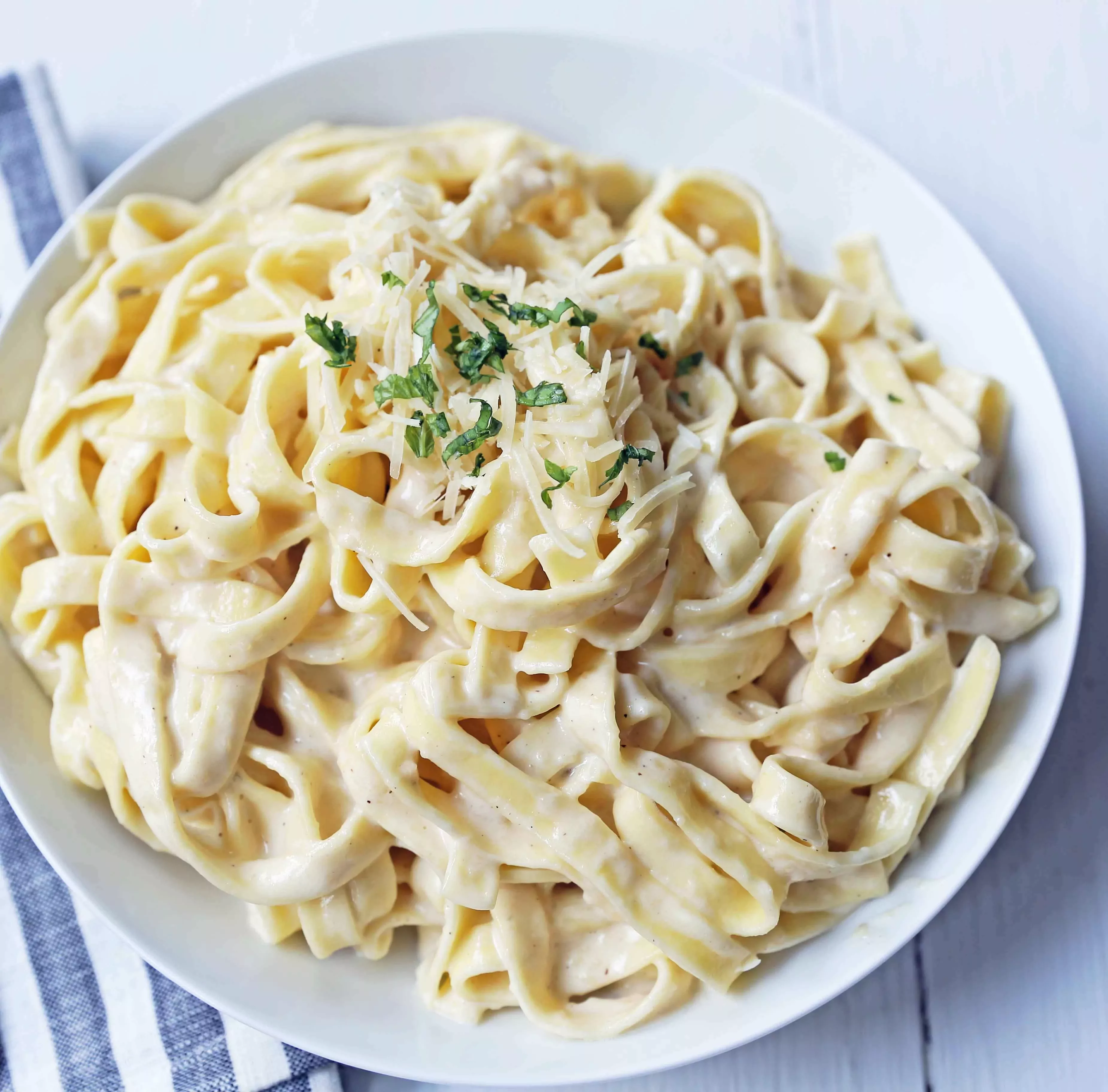 Fettuccine makaronai su vištiena ir baltu padažu