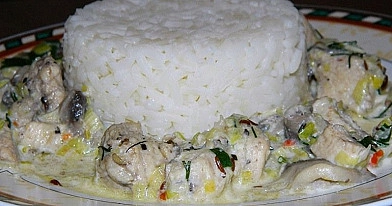 Курица, тушеная в сливках