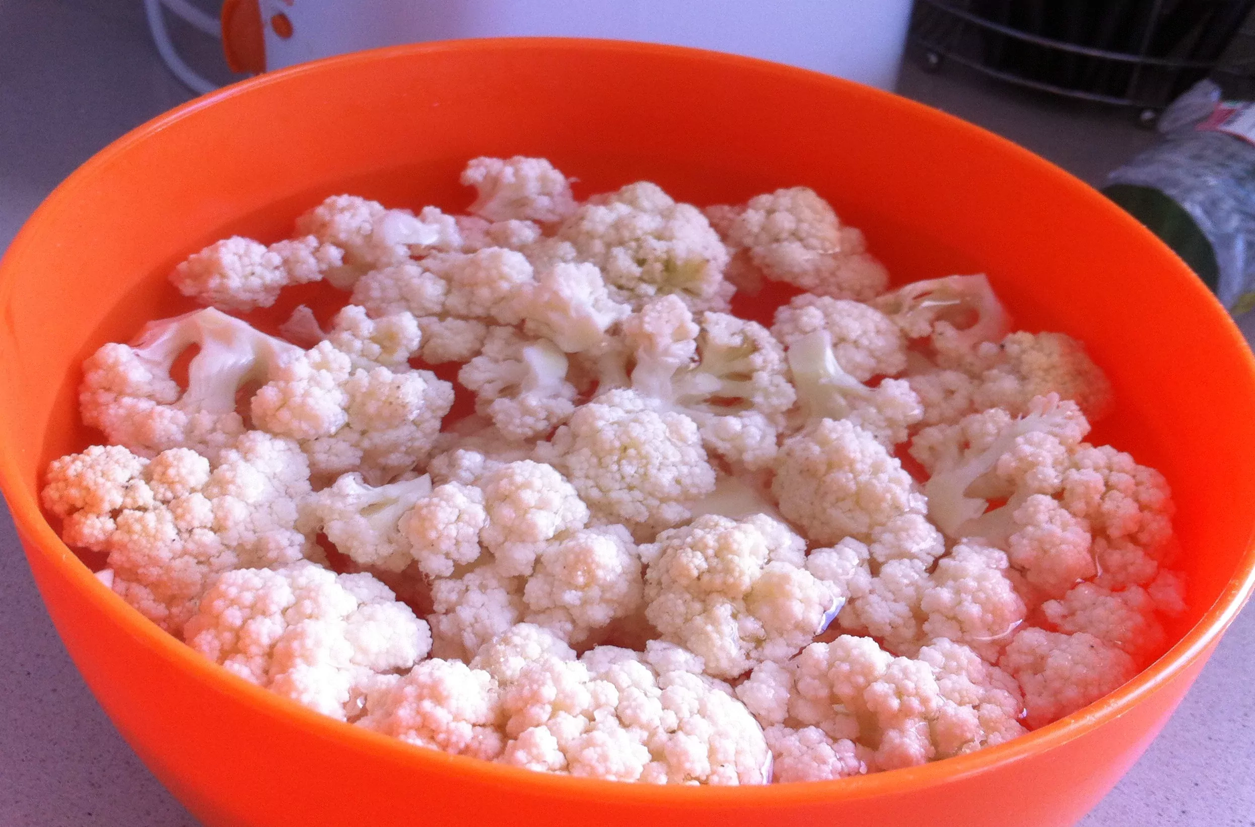 Karališkai skani kalafiorų mišrainė su krabų lazdelėmis!