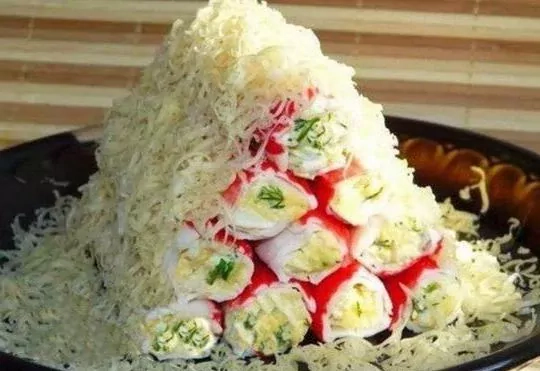 Krabų lazdelių užkandis "Vienuolyno namelis". Skanus ir dailus patiekalas Krabų lazdelių užkandis "Vienuolyno namelis". Skanus ir dailus patiekalas