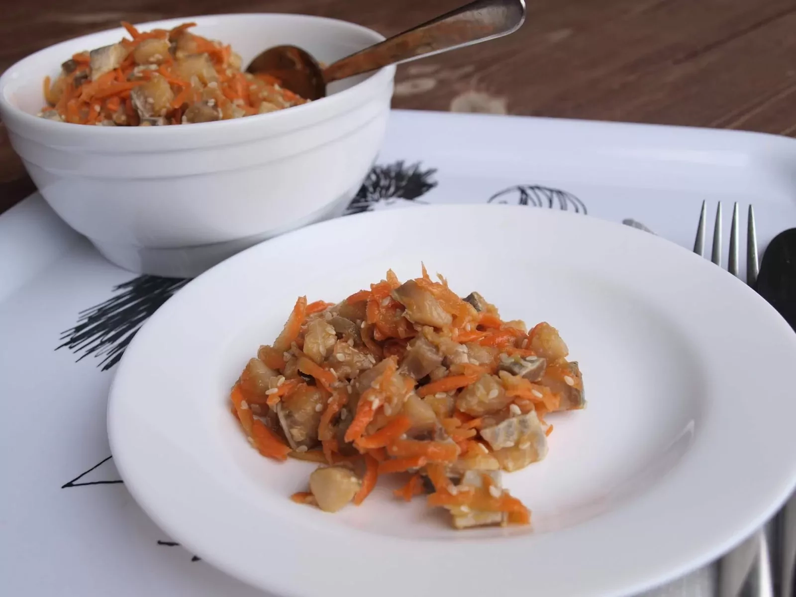 Korėjietiškos silkės salotos su morkomis