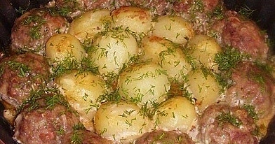 Kotletukai su bulvėmis grietinės-pomidorų padaže. Laiko ir pinigų ekonomija!