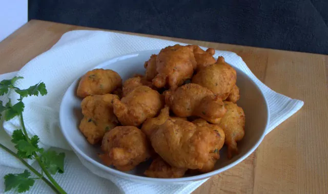 Nesaldžios - pikantiškos žuvies spurgos iš menkės