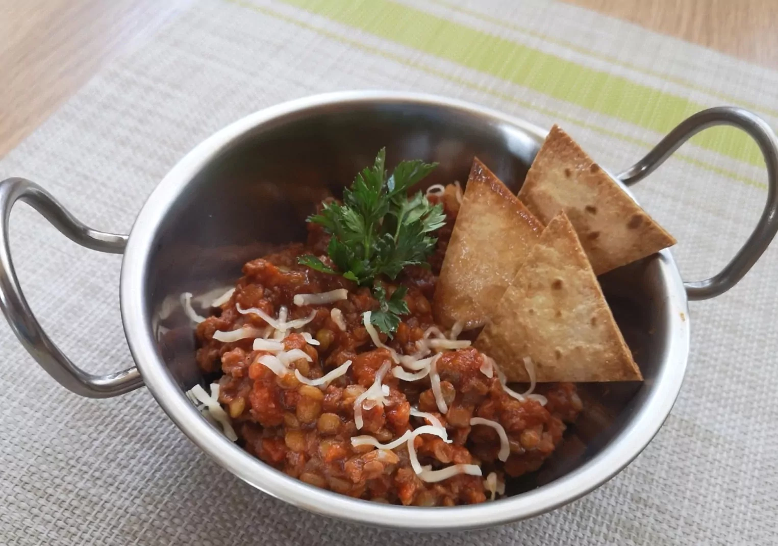 Jautienos troškinys su lęšiais, konservuotais pomidorais ir pomidorų tyre