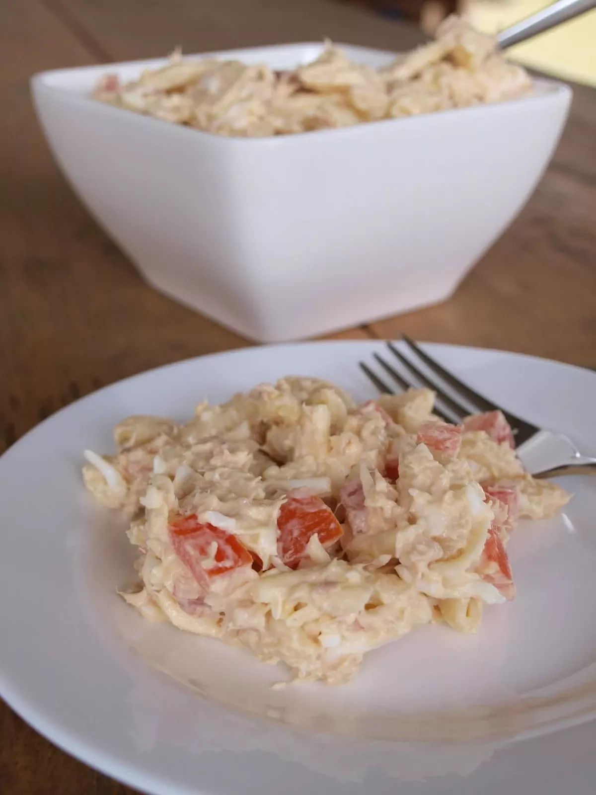 Sočios makaronų salotos su tunu, kiaušiniais ir sūriu