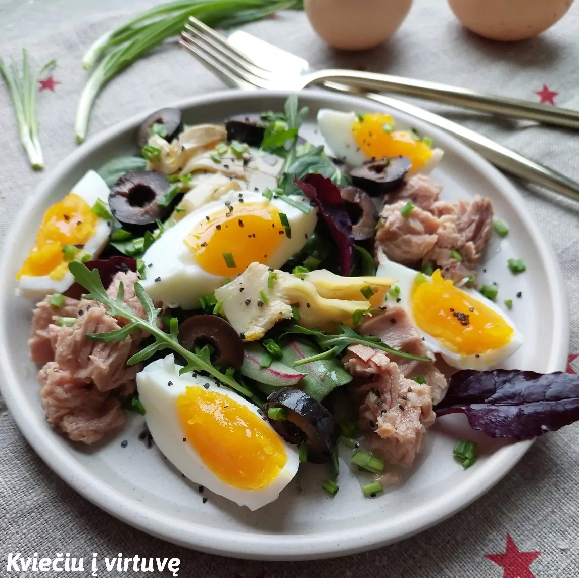 Salotos su tunu, konservuotais artišokais, virtais kiaušiniais ir alyvuogėmis