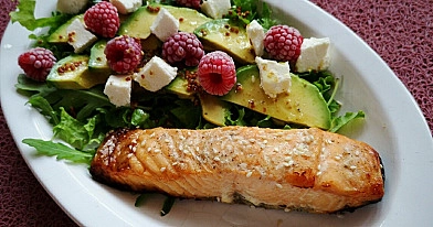 Освежающий салат с запеченным лососем - так вкусно Вы еще не готовили