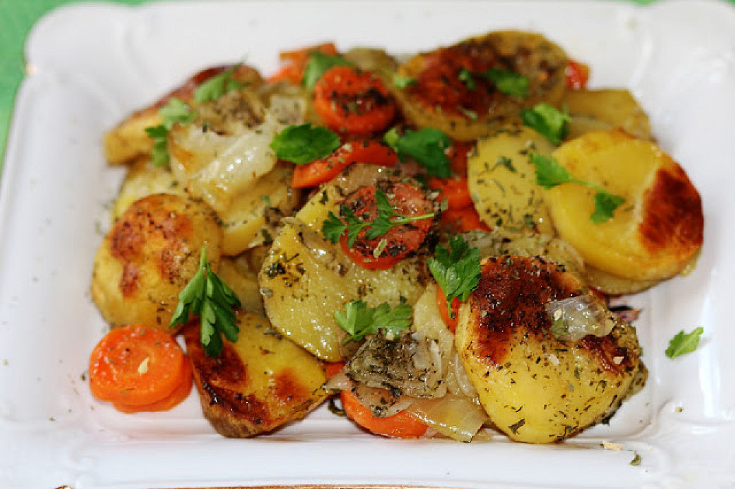 Картофель, запечённый в духовке с луком и морковью