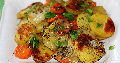Картофель, запечённый в духовке с луком и морковью