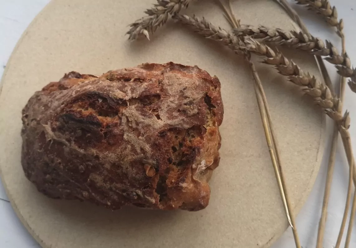 Skaniausia juoda ruginė duona su saulėgrąžomis, linų sėmenimis ir kmynais