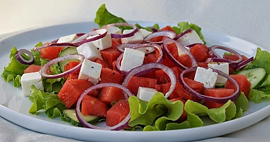 Salotos su arbūzu ir feta sūriu